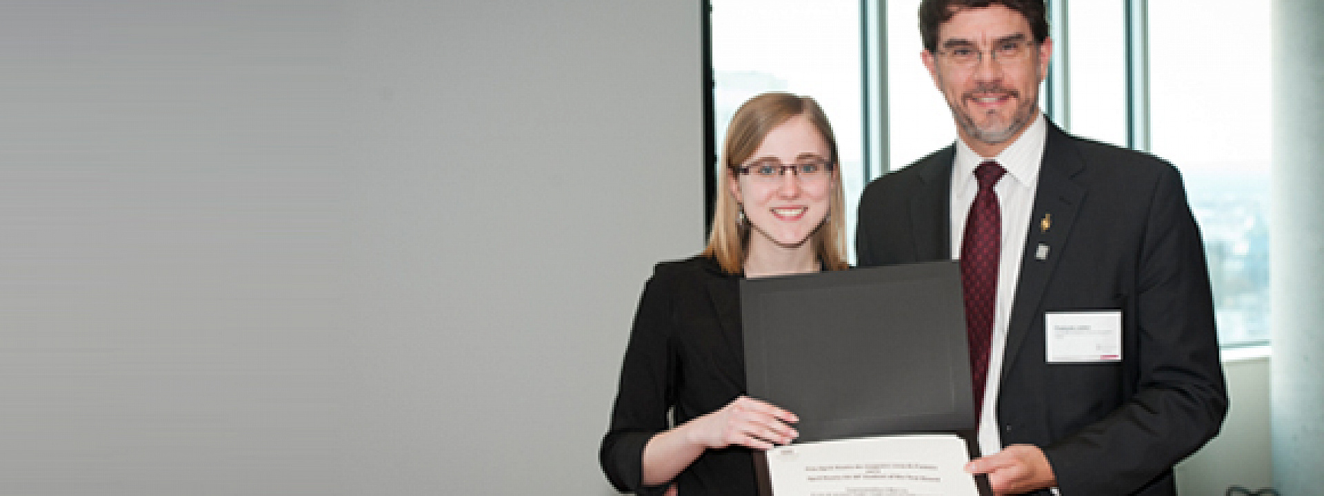 Samantha Harris et le doyen François Julien présentant un certificat