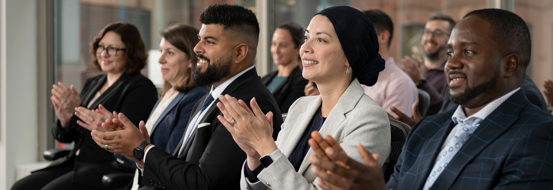 Photo d’un groupe de personnes diplômées du MBA pour cadres de Telfer en train d’écouter une conférence et d’applaudir; photo originale.